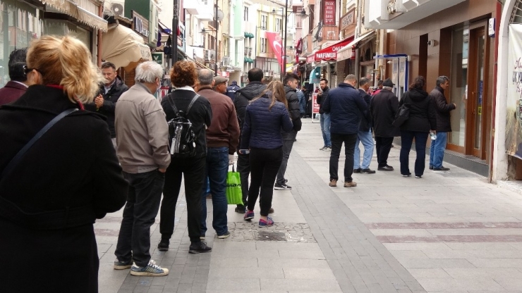 Emekliler Korona Virüse Rağmen Banka Önünde Uzun Kuyruklar Oluşturdu