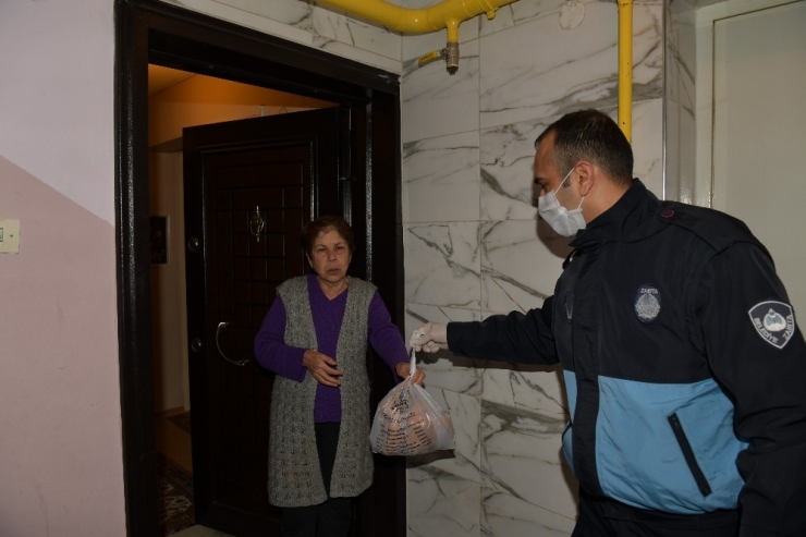 Çiğli’de Yaşlıların İhtiyaçlarını Belediye Karşılıyor