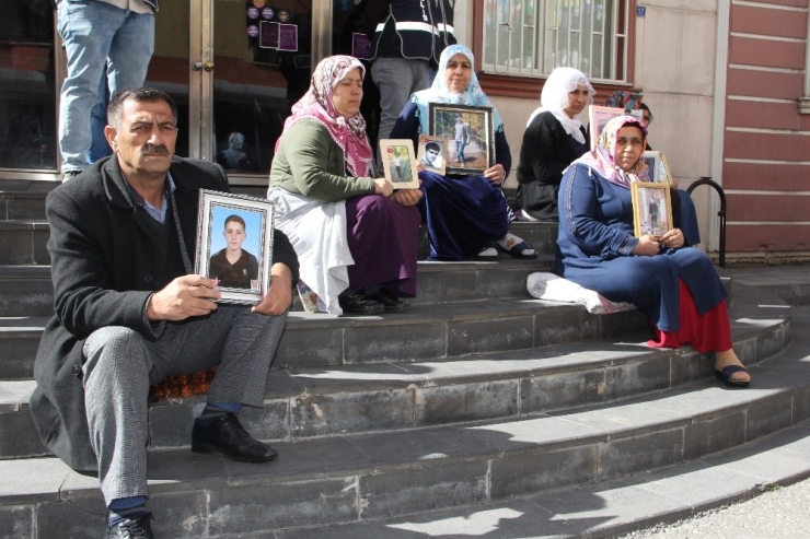 Hdp Önündeki Ailelerin Evlat Nöbeti 203’üncü Gününde