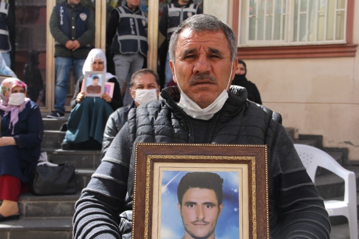 Hdp Önündeki Ailelerin Evlat Nöbeti 203’üncü Gününde