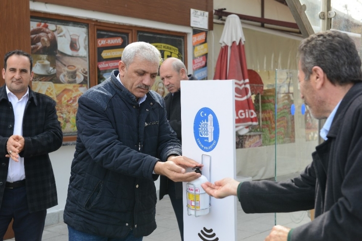 Çorum’da Şehrin Farklı Noktalarına El Dezenfektanı Yerleştirildi