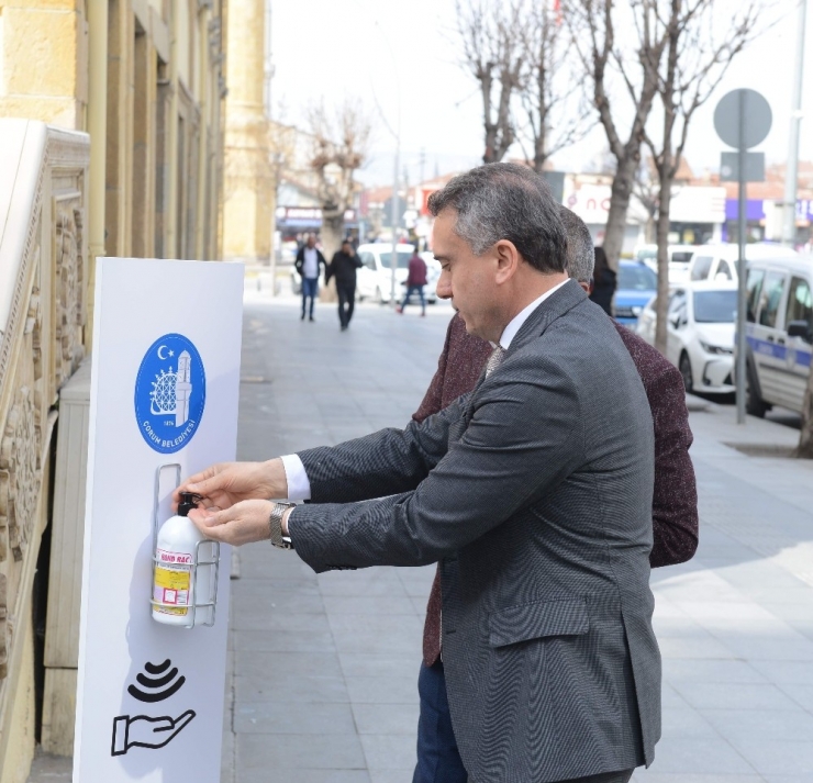 Çorum’da Şehrin Farklı Noktalarına El Dezenfektanı Yerleştirildi