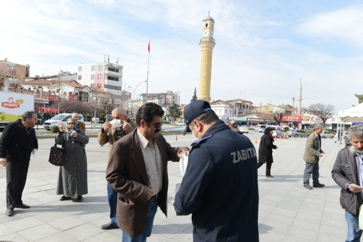 Belediye Vatandaşlara Maske Dağıttı