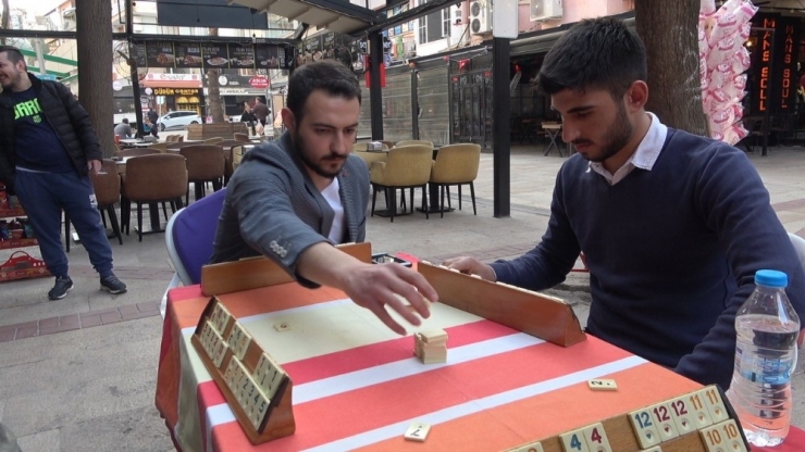 Sokağın Ortasına Masa Kurup Okey Oynadılar