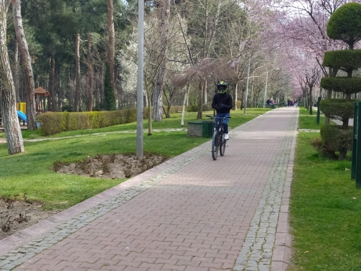 ‘Evde Kal’ Uyarılarını Dikkate Almadılar Park Ve Bahçelere Akın Ettiler