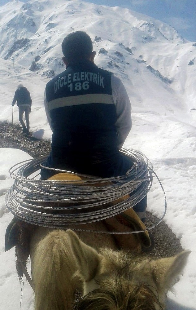 Dicle Elektrik Irak Sınırında Yaşayan 8 Aileyi Elektriksiz Bırakmadı