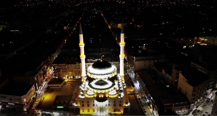 Elazığ’daki Camilerden Dua Sesleri Yükseldi