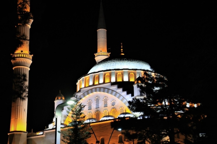 Elazığ’daki Camilerden Dua Sesleri Yükseldi