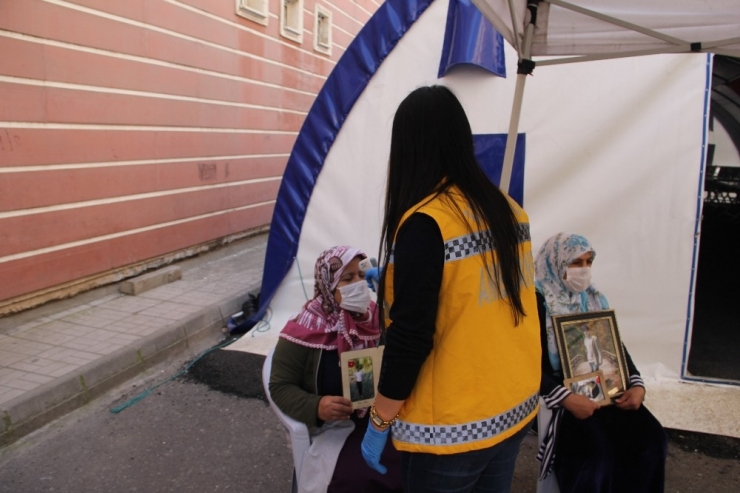 Bağlar Belediyesi Evlat Nöbeti Tutan Aileleri Sağlık Kontrolünden Geçirip Dezenfektan Dağıttı