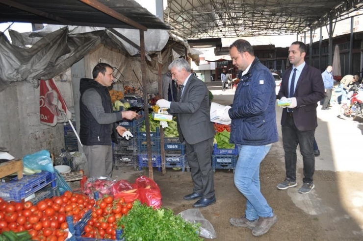 Başkan Karamehmetoğlu Esnaf Ve Vatandaşlara Eldiven Dağıttı