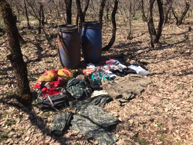 Diyarbakır’da Teröristlere Ait Mühimmat Ve Yaşam Malzemesi Ele Geçirildi