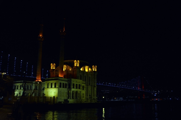 Yatsı Ezanının Ardından Camilerde Korona Virüse Karşı Dua Okundu