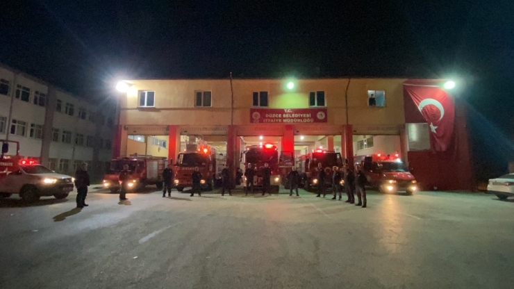İtfaiyecilerden Sirenli Ve Alkışlı Evde Kalın Çağrısı