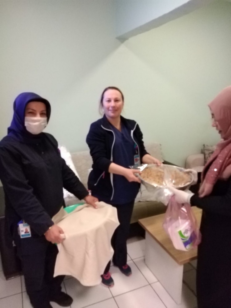 Elleriyle Yaptığını Sağlıkçılara Götürdü