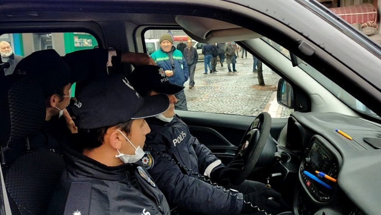 Yaşlılar Yağmura Ve Uyarılara Rağmen Caddelerde