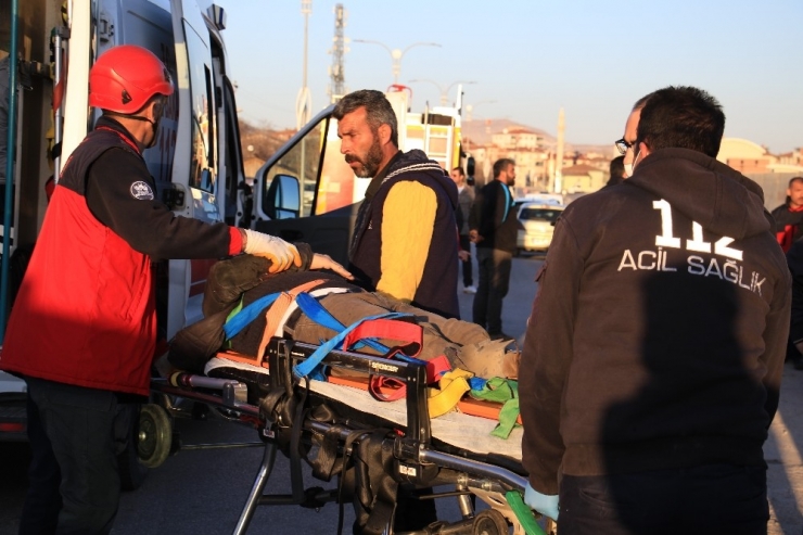 Elazığ’da İşçi Servisi Beton Bloka Çarptı: 9 Yaralı