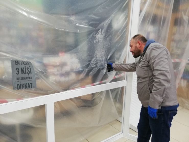 Esenyurt’ta Eczanede Korona Virüse Muşambalı Önlem