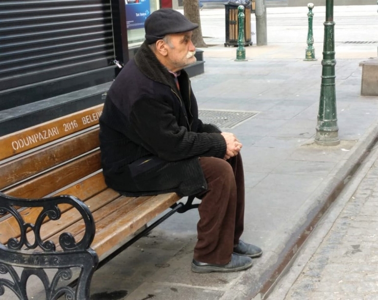 Yasak Tanımayan Yaşlı Vatandaşın ‘Bank’ Keyfi