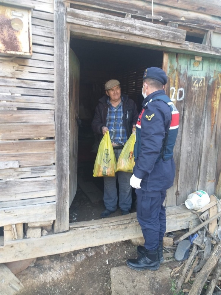 Daday’da Evinde Kalan Yaşlıların İhtiyaçları Jandarma Tarafından Karşılandı