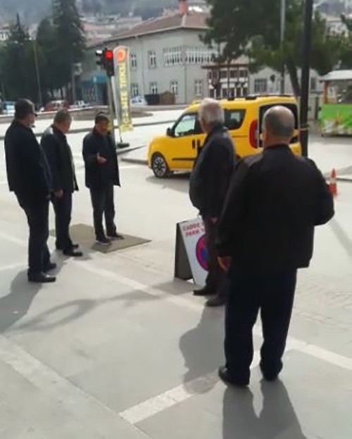 Oturacak Bank, Açık Kahvehane Bulamayınca Evlerine Döndüler