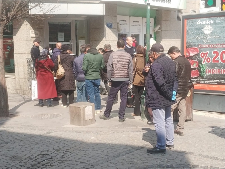 Çalışma Süresi 5 Saate Düştü, Banka Önlerinde Kuyruklar Oluştu