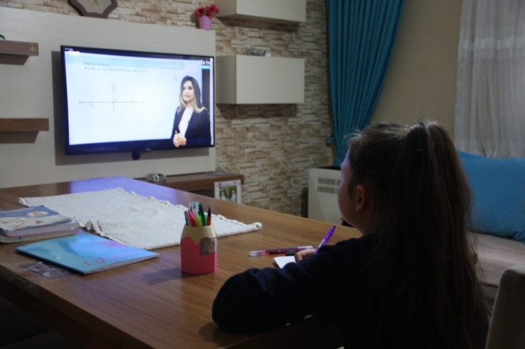 Öğrenciler İçin Ders Zili Evde Çaldı