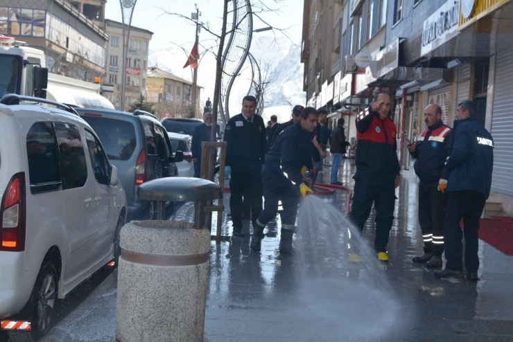 Hakkari Çarşısı Köpüklü Suyla Yıkandı