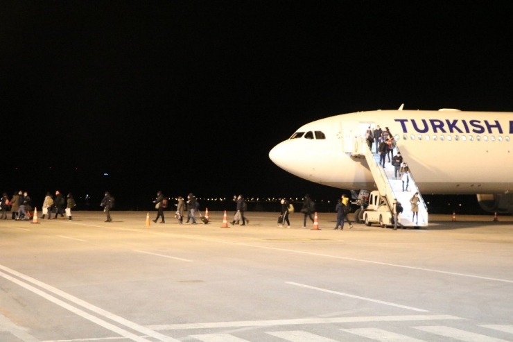 İrlanda’da Eğitim Gören Öğrencileri Taşıyan Uçak Sivas’a İndi