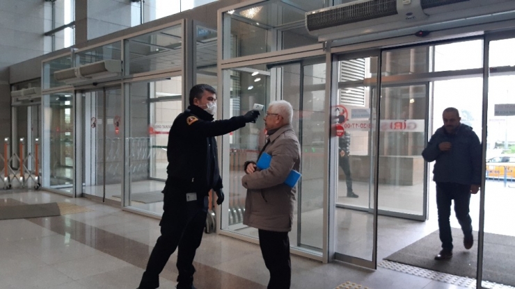 İstanbul Adliyesi’nde Ateş Ölçerli Korona Virüs Önlemi