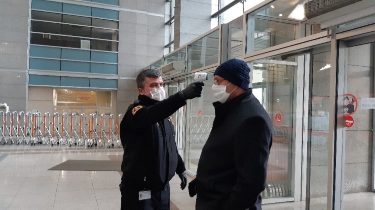 İstanbul Adliyesi’nde Ateş Ölçerli Korona Virüs Önlemi