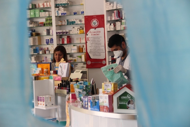 İzmir’de Eczanede Brandalı Korona Virüs Önlemi