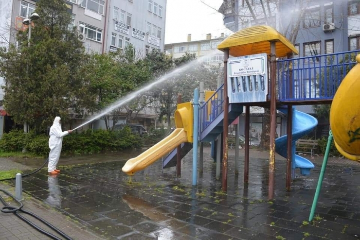 İzmit Belediyesi 210 Parkı Dezenfekte Etti