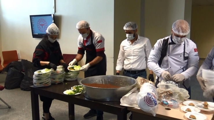 Diyarbakır’da Korona Virüs Mesaisindeki Sağlık Personeline Tatlı Ve Çiğ Köfte İkramı