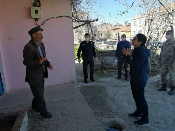 Kadın Kaymakam Büyüknalçacı, Yaşlılara İhtiyaçlarını Bizzat Götürdü