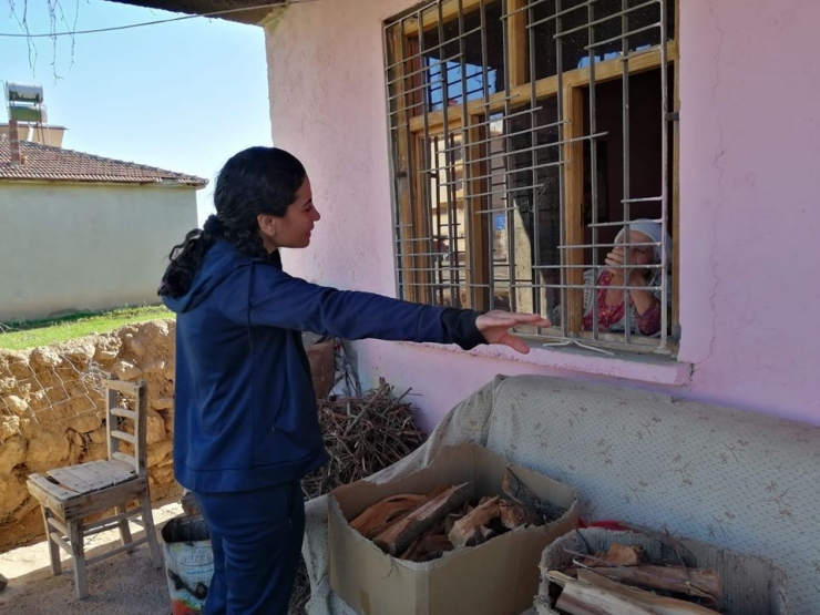Kadın Kaymakam Büyüknalçacı, Yaşlılara İhtiyaçlarını Bizzat Götürdü