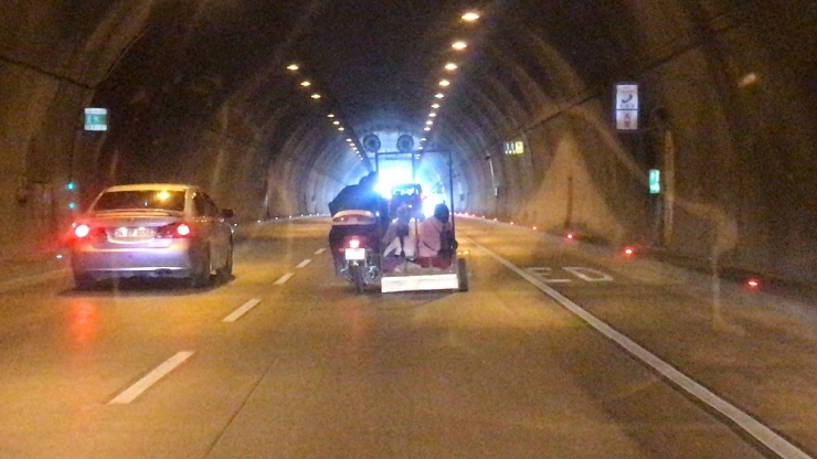 Kağıthane Tüneli’nde İlginç Yolculuk Kamerada