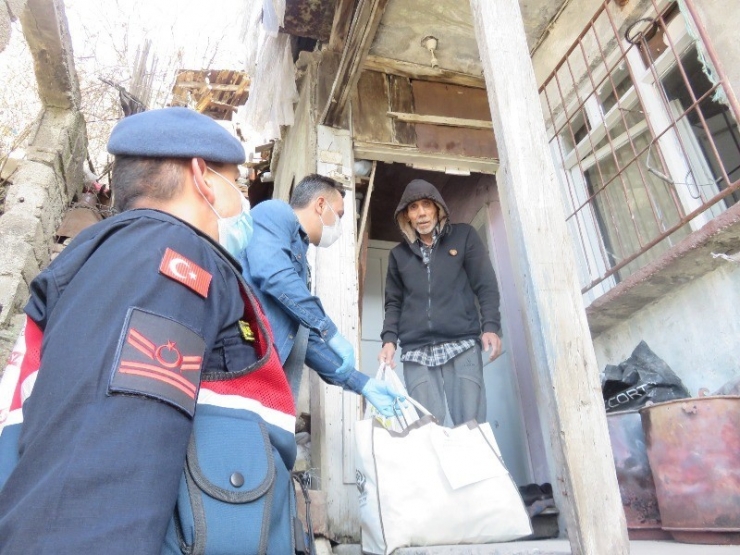 Karabük Ve İlçelerinde Yaşlıların İhtiyaçlarını Ekipler Karşılıyor