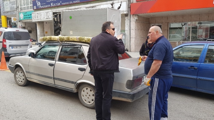 Otomobilinin Üstüne Bağladığı Buzdolabını Polisin Uyarısına Kızıp Kaldırıma Bırakıp Gitti