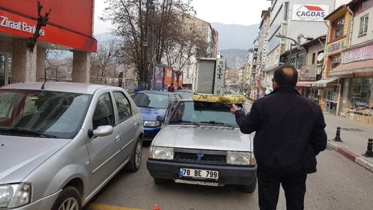 Otomobilinin Üstüne Bağladığı Buzdolabını Polisin Uyarısına Kızıp Kaldırıma Bırakıp Gitti