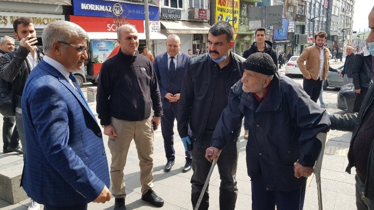 Karabük’te Vali Cadde Cadde Gezerek Yaşlı Denetiminde Bulundu