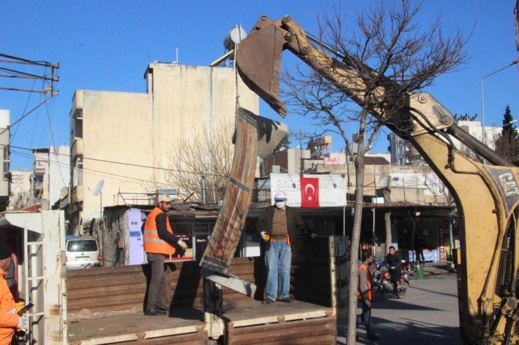 Kilis’te Parklardaki Banklar Kaldırılmaya Başlandı