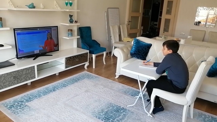 Uzaktan Eğitim Teneffüsünde Pinpon Oynuyorlar