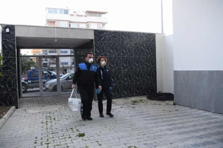 Zabıtalar Yaşlıların Market İhtiyacını Görüyor