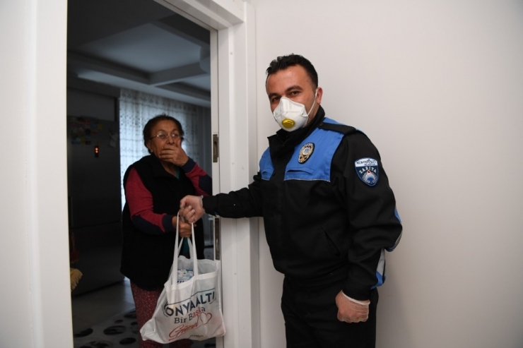 Zabıtalar Yaşlıların Market İhtiyacını Görüyor
