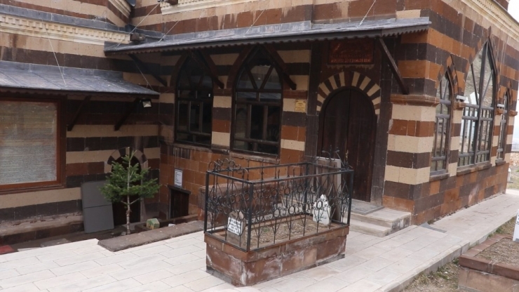 Korona Virüs Nedeniyle Kapatılan Ahmed-i Hani Türbesi Sessizliğe Büründü