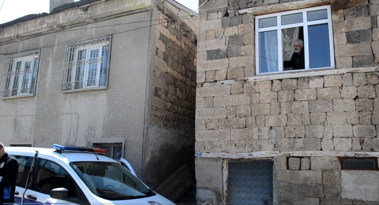 Evden Çıkamayan Emeklinin Maaşını Zabıta Ekipleri Götürdü