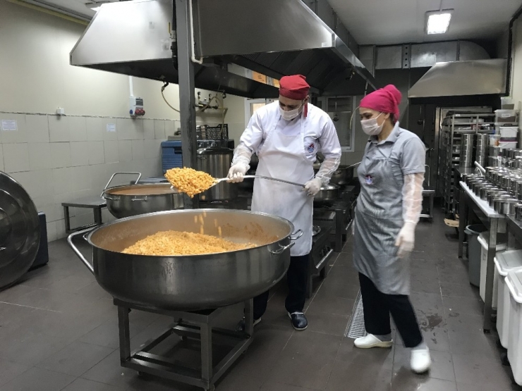 Maltepe’de 65 Yaş Üstü Vatandaşlara Sıcak Yemek Desteği