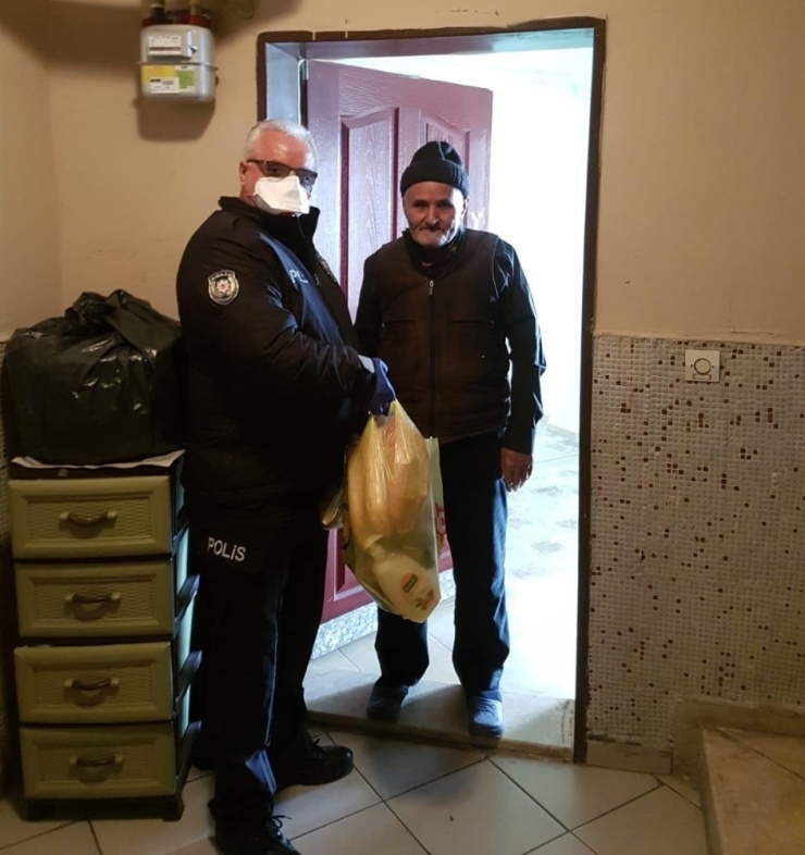 Evden Çıkmaması İstenen Vatandaşın İhtiyaçlarını Polis Karşılıyor