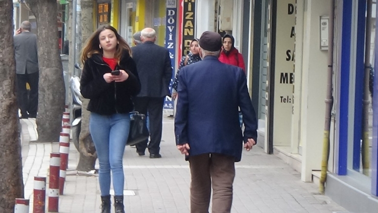 İnegöl’de Yaşlılar Evlerinde Durmuyor