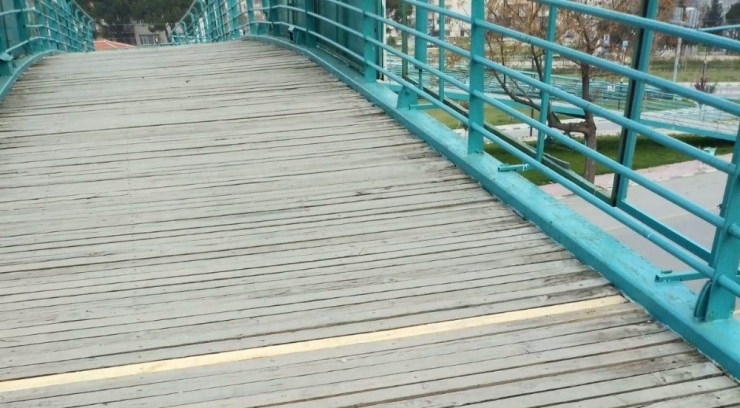 Üst Geçidin Yıpranan Zemin Parçaları Yenilendi